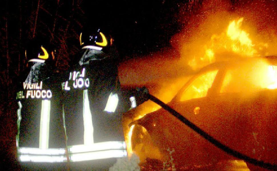 Auto data alle fiamme in pieno centro. Indaga la polizia 51 fiamme incendio auto 1