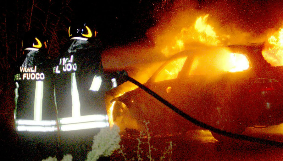 fiamme incendio auto