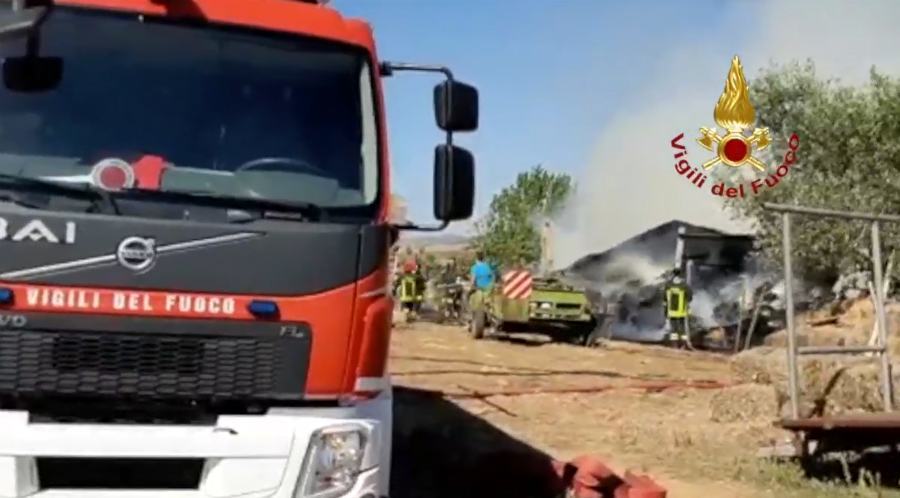 fienile montalto incendio vvff 01