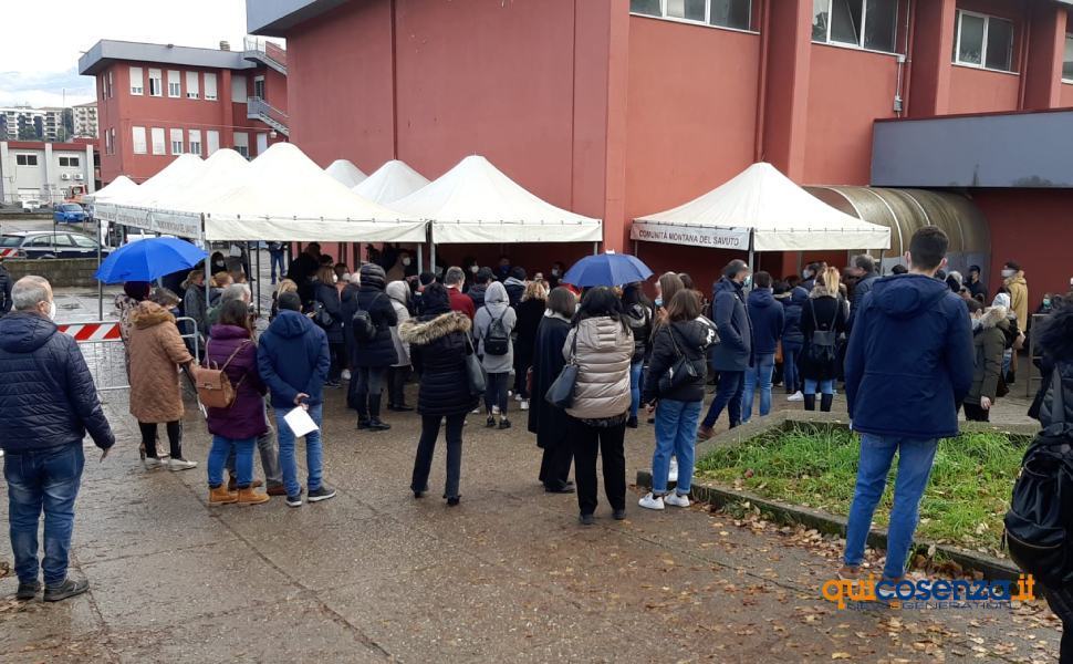 fila via degli stadi covid vaccini cosenza 02
