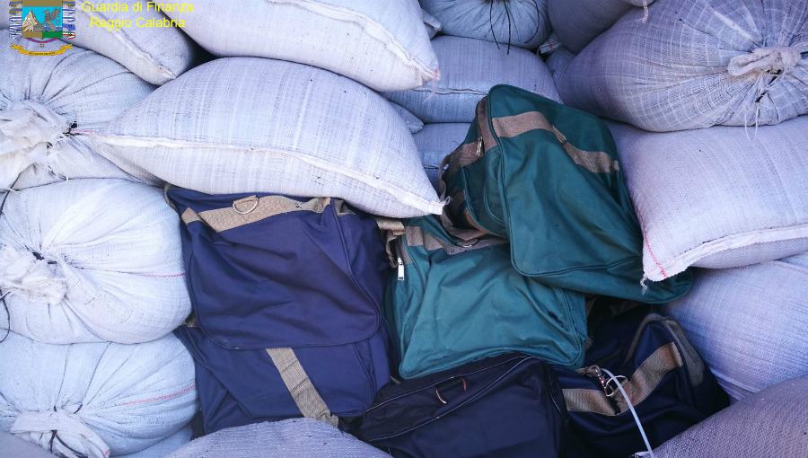 Al 'porto della cocaina' un nuovo sequestro, 216 chilogrammi stipati in un container 53 finanza cocaina porto gioia tauro 2