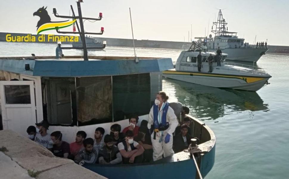 finanza migranti crotone sbarco
