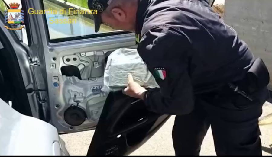 finanza sassari cocaina auto calabrese 01