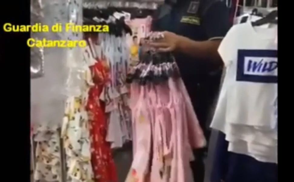 Sequestrati 6 mila capi d'abbigliamento per bambini contraffatti 51 finanza sequestro abbigliamento lamezia