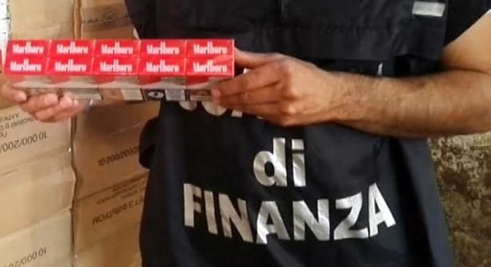 Contrabbando, arrestato con quattordici chili di sigarette nel cosentino 51 finanza sigarette contrabbando