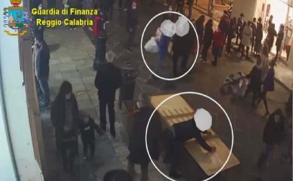 Furti di merce agli ambulanti, ricatti e auto cannibalizzate. Arresti annullati per due vigili urbani 51 finanza vigili urbani