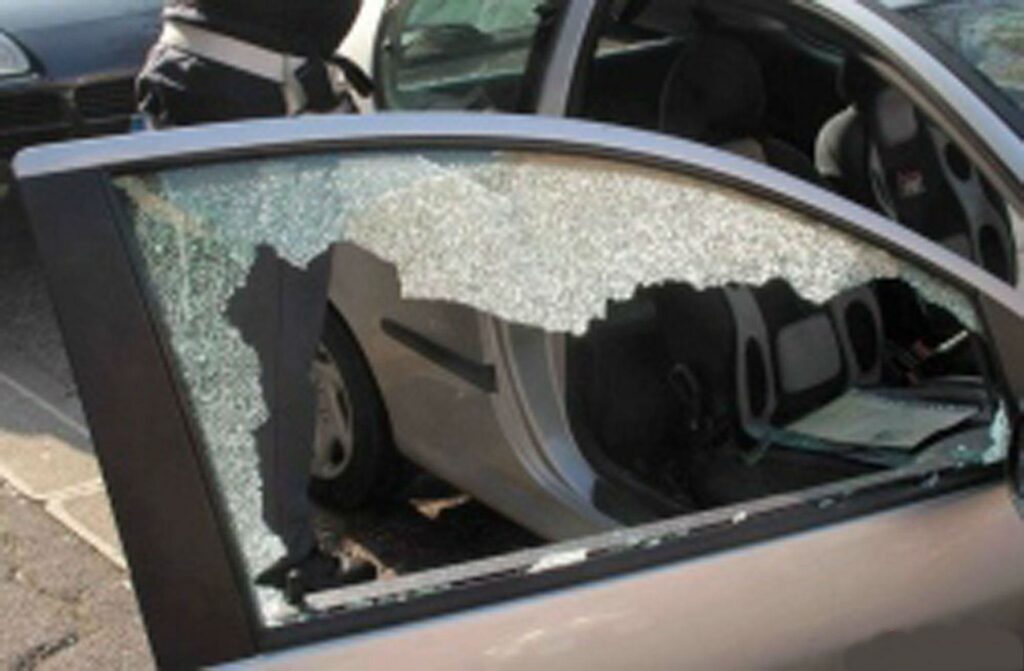 Cosenza, giovane sorpreso a frugare in un'auto con i vetri frantumati 1 finestrino rotto