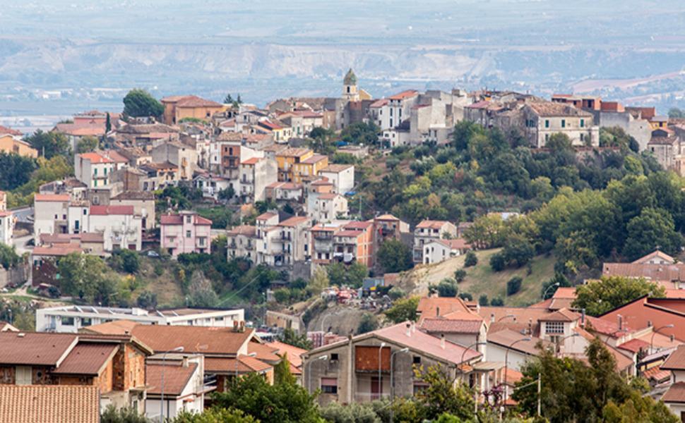 "Troppi contagi". A Firmo resta l'obbligo delle mascherine all'aperto 51 firmo 3