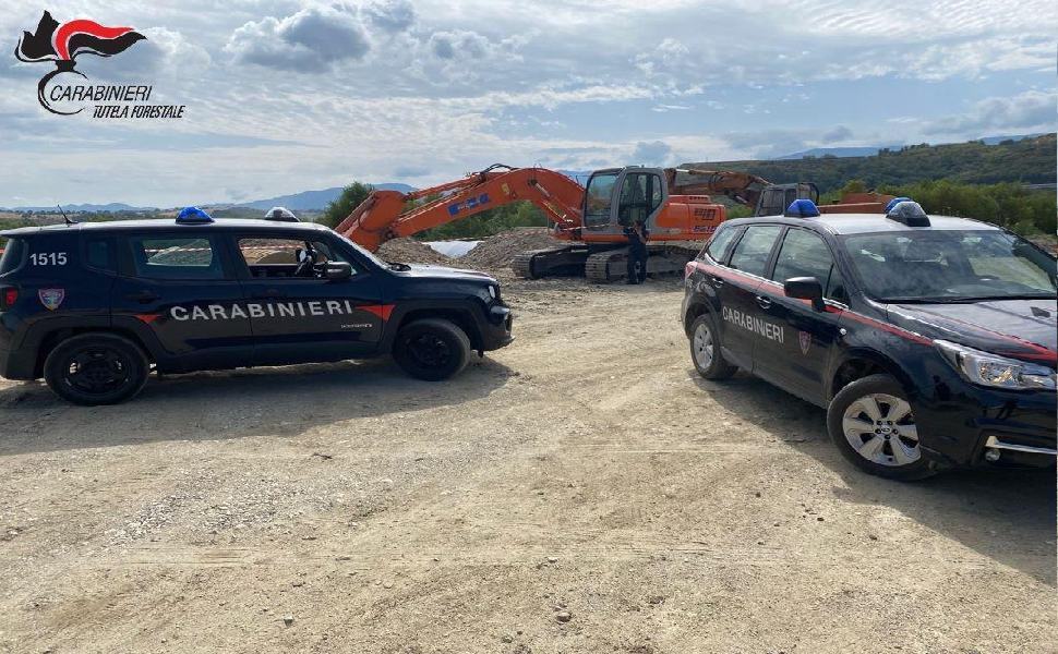 Sopresi a rubare sabbia e ghiaia dal fiume Crati, due arresti 51 fiume Crati sequestro 2 1