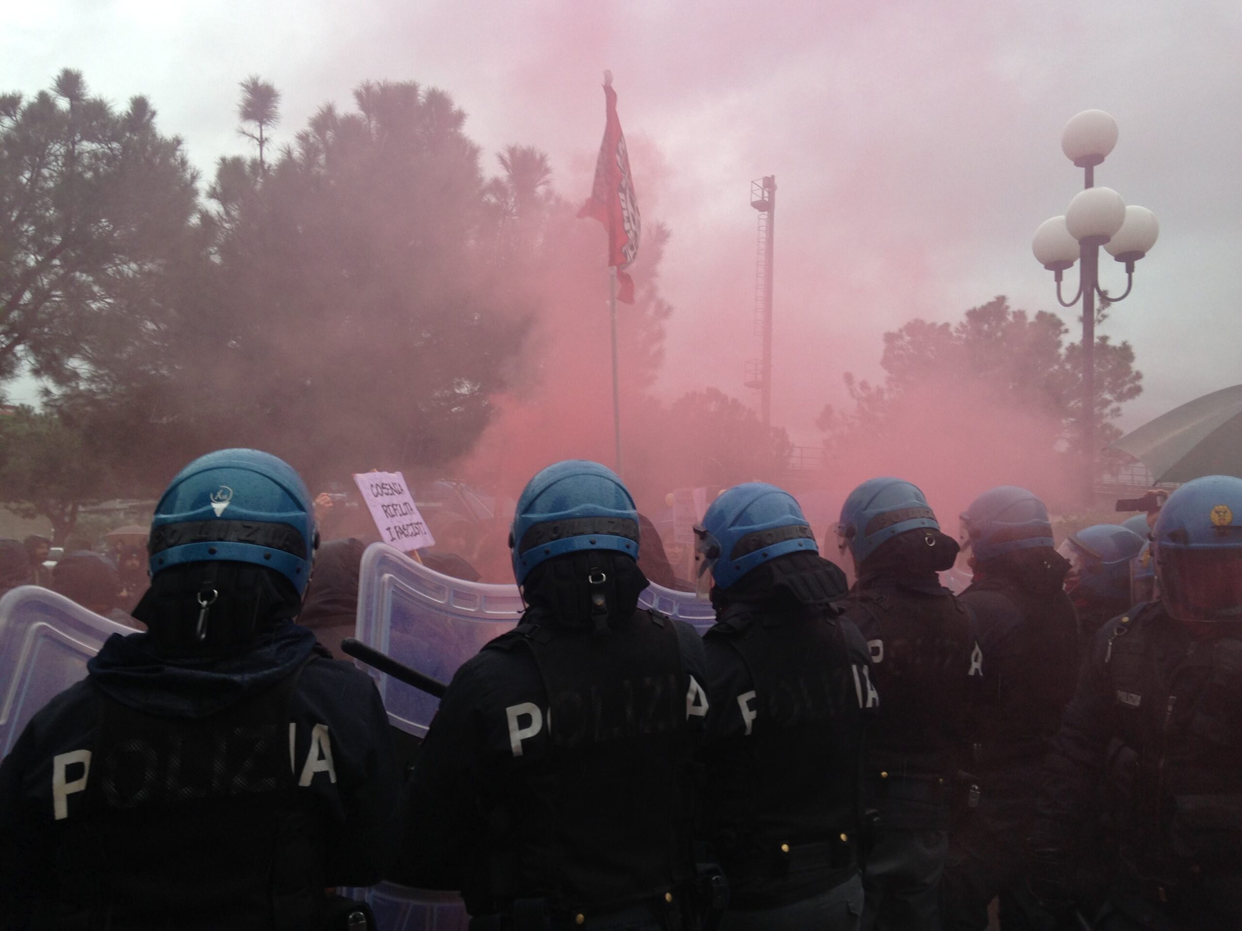 Cosenza antifascista contesta Forza Nuova. Hotel San Francesco sotto assedio (FOTO) 51 forza nuova cosenza 42 scaled
