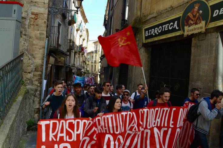 Metro Cosenza, Occhiuto ha voltato le spalle ai cosentini: parte la raccolta firme per dire "No" 56 foto corteo10 marzo