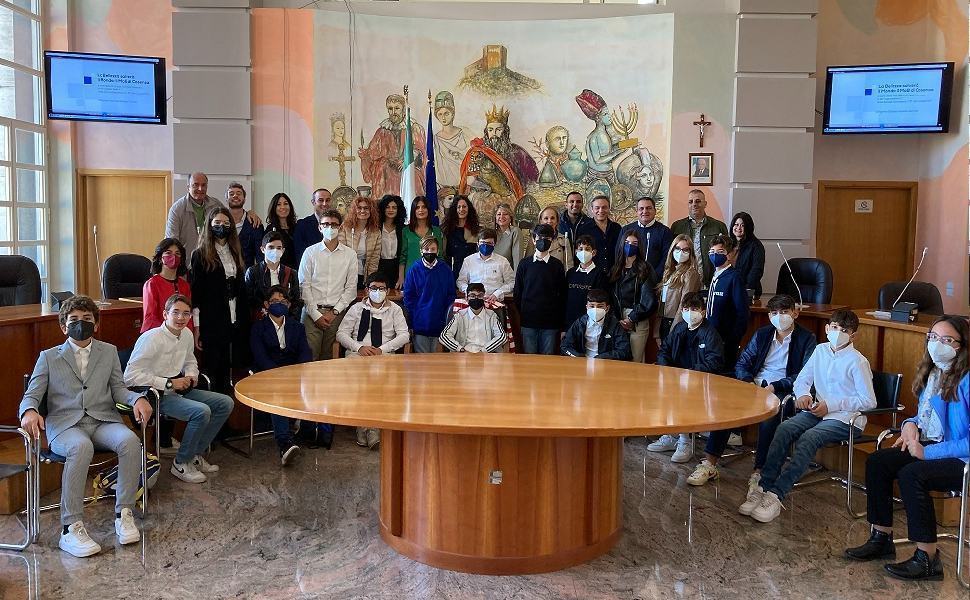 foto di gruppo con i ragazzi della scuola