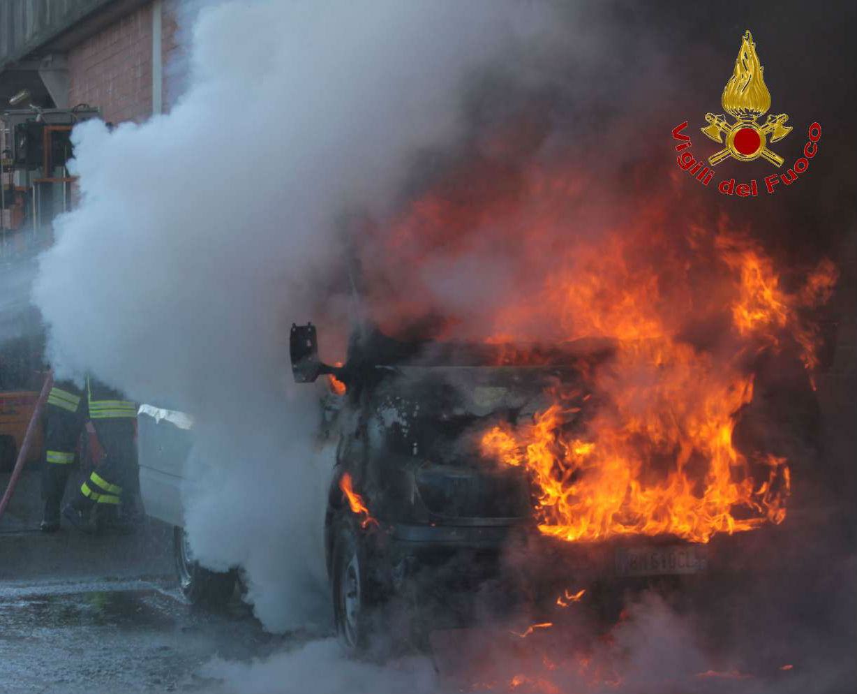 Incendia un furgone e dimentica il cellulare vicino al rogo, arrestato 51 foto incendio furgone via toscana 1