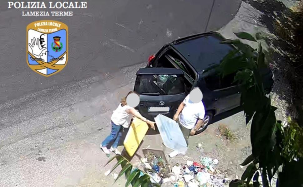 fototrappola abbandono rifiuti lamezia