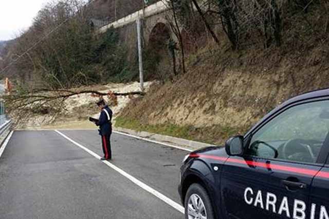 Carabinieri soccorrono coppia, casa rasa al suolo dal fango dopo pochi minuti 51 frana 4
