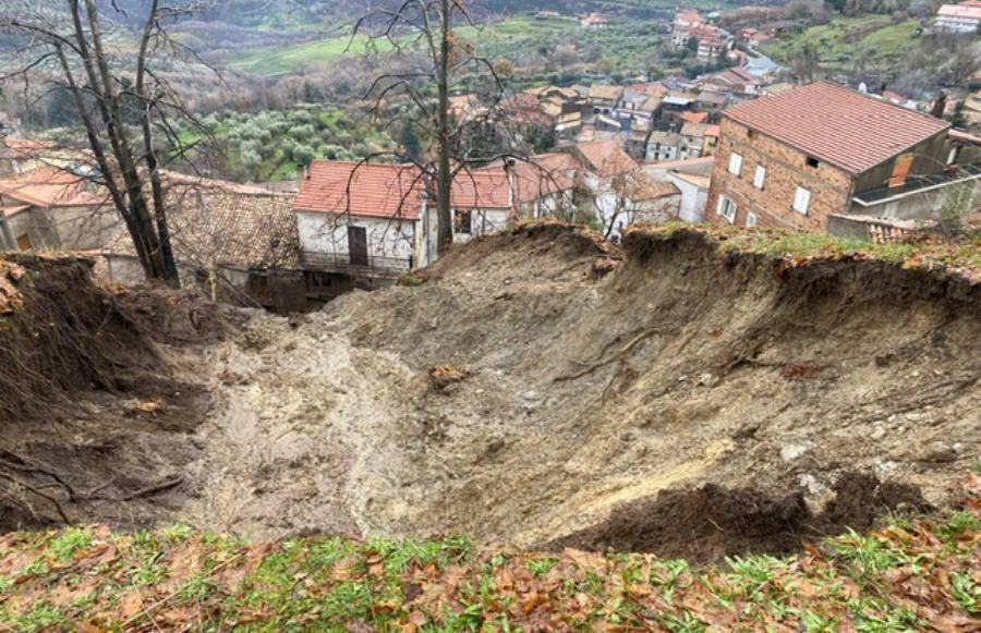 Rota Greca: massa di fango e detriti sulle case, evacuate diverse famiglie 53 frana rota greca
