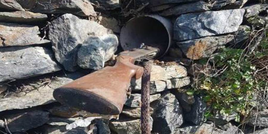 Ritrovato un fucile da caccia nascosto all'interno di un muro 55 fucile 8