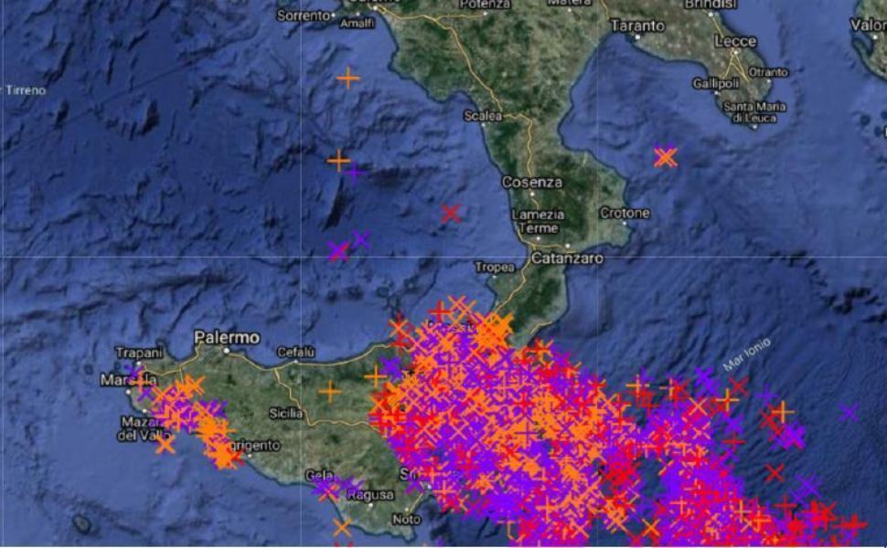 Arpacal, il rapporto sull'evento "Medicane" in Calabria di fine ottobre 51 fulminazioni 25 ottobre arpacal
