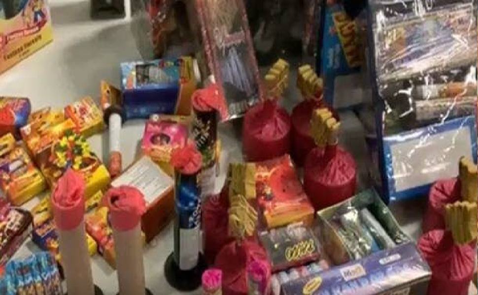 Due minori vendevano botti illegali (2 quintali) in una bancarella: sequestro e denuncia 51 fuochi d artificio illegali 777102.610x431 e1641301830630 c2ea8352