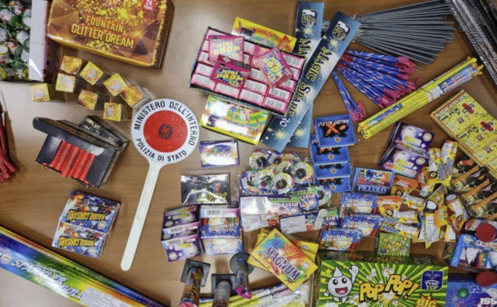 Cosenza, 4.500 fuochi illegali sequestrati dalla Polizia 51 fuochi illegali questura