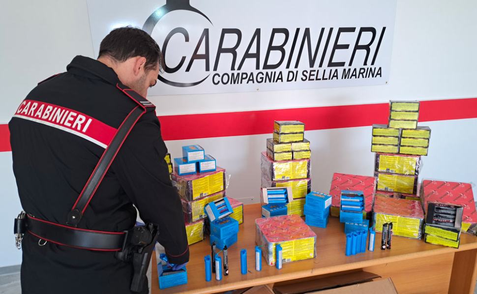 Beccati con 46 chili di materiale pirotecnico: sequestrati fuochi per 600 euro 51 fuochi sellia