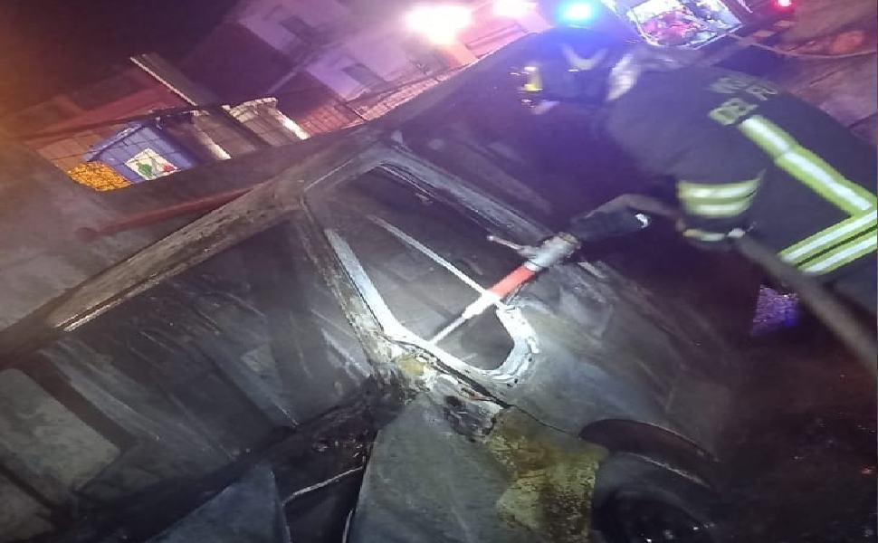 Furgone distrutto dalle fiamme, si indaga su un possibile atto intimidatorio 51 furgone fiamme 1