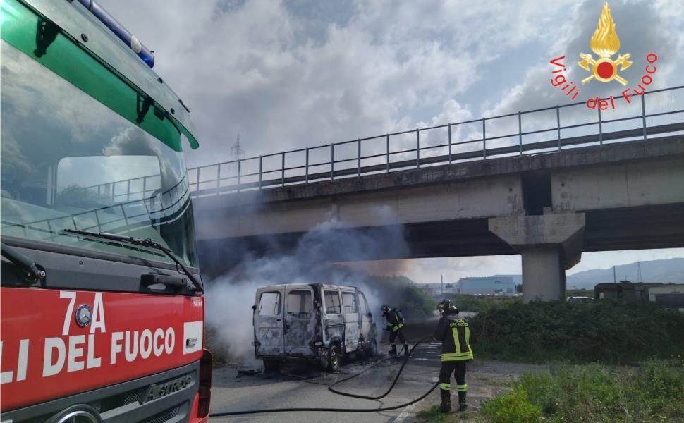 furgone incendio vvff 01