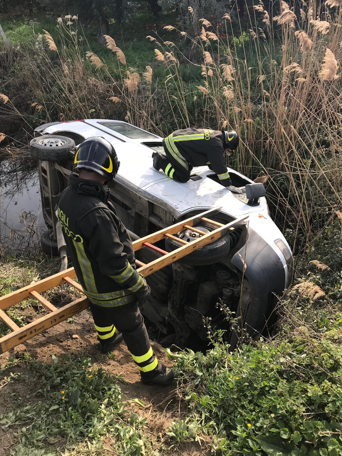 Si ribalta il furgone, autista finisce in un canalone 51 furgonecanalone