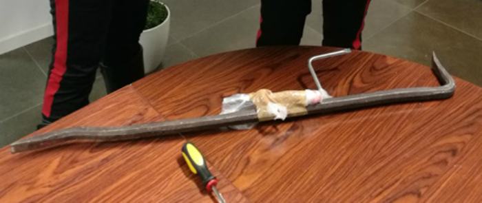 Tentano di scassinare un distributore di tabacchi con un grosso piede di porco: due arresti 53 furto 1