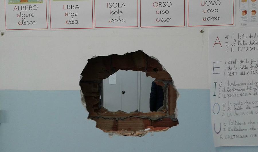 Otto computer rubati dalla sala professori di una scuola 53 furto scuola crotone 01
