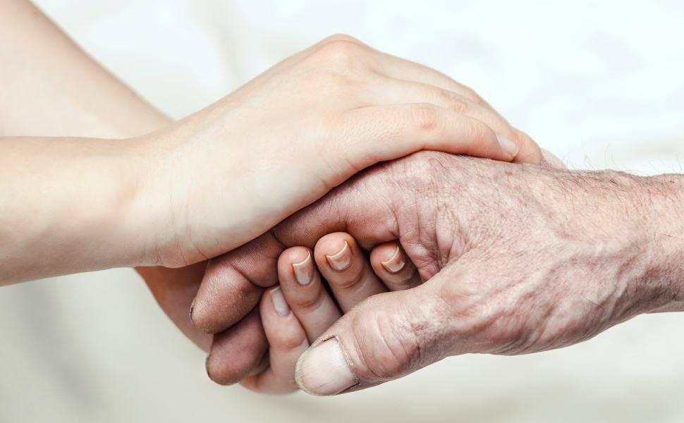 giovani aiutano anziani 1