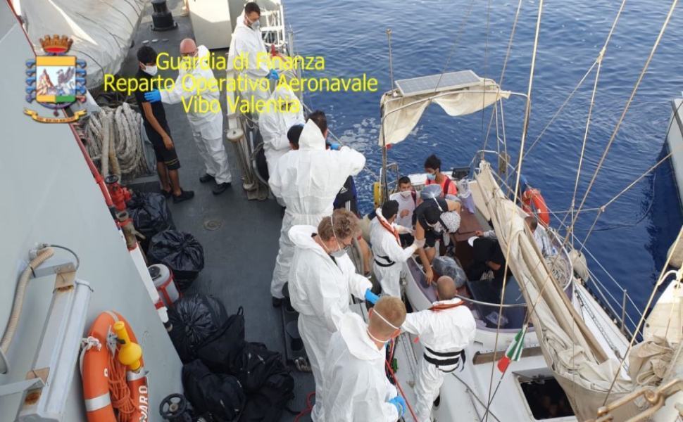 gommone migranti Gdf Mare 01 1