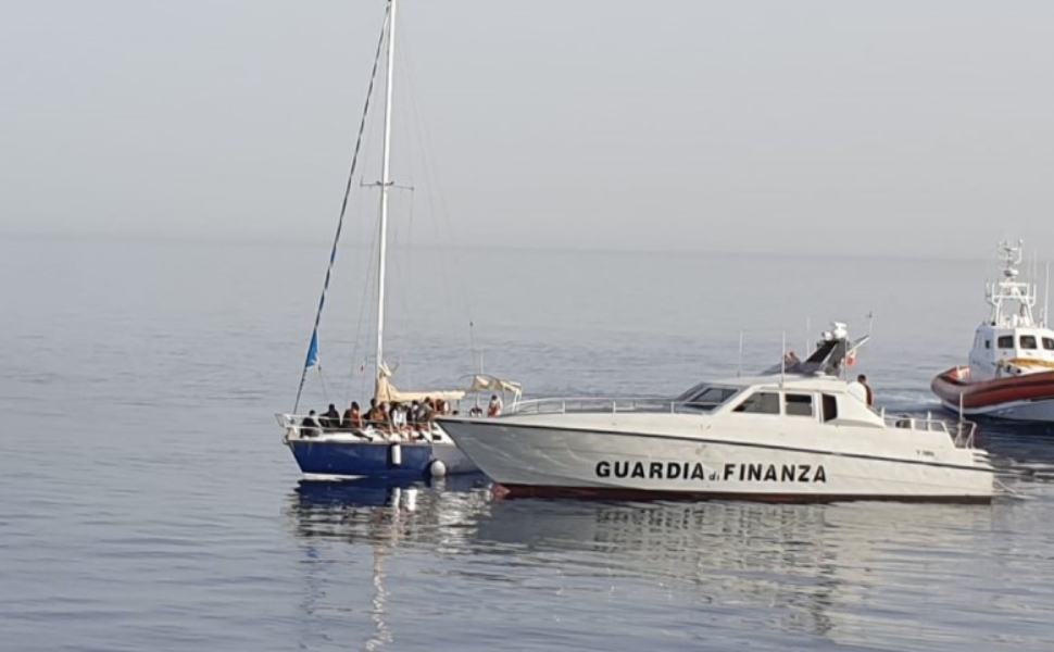 gommone migranti Gdf Mare 02