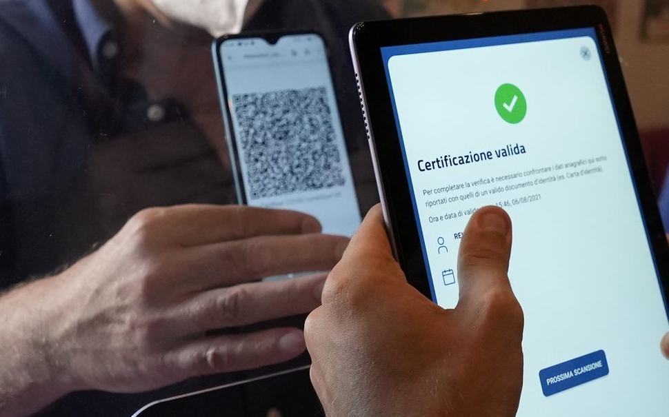 Da maggio stop a qualunque green pass al chiuso. L'ipotesi al vaglio del Governo 74 green pass controlli 1