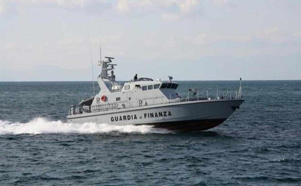 Migranti: ancora uno sbarco a Crotone, arrivate 80 persone 51 guardacoste guardia finanza