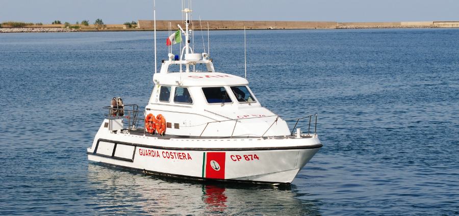 Pescava bianchetto nonostante le direttive anti contagio, sanzione e denuncia 51 guardia costiera 11