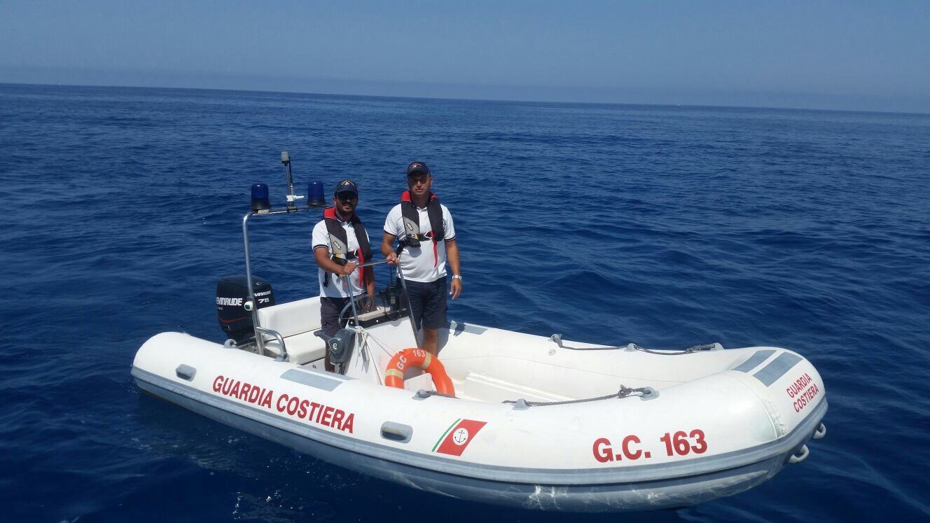 Imbarcazione affonda ad Amantea, salve le persone a bordo 51 guardia-costiera