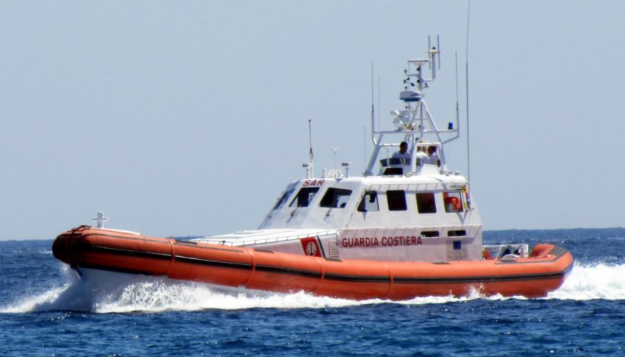 Principio di incendio su un'imbarcazione con 7 persone a bordo 51 guardia costiera motovedetta