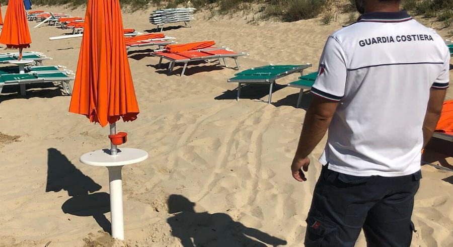 guardia costiera spiaggia ombrelloni