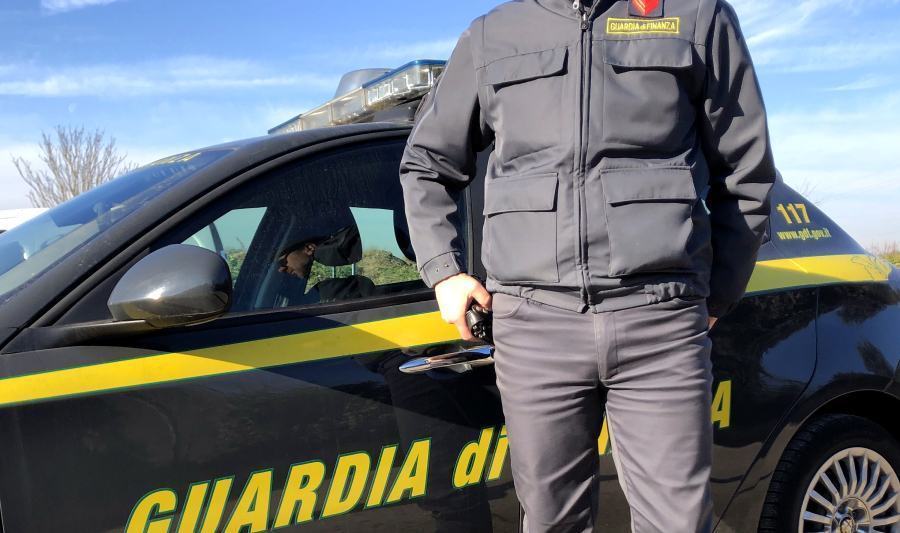 Sette negozi aperti nel weekend in un centro commerciale, chiusi e multati 51 guardia di finanza 02