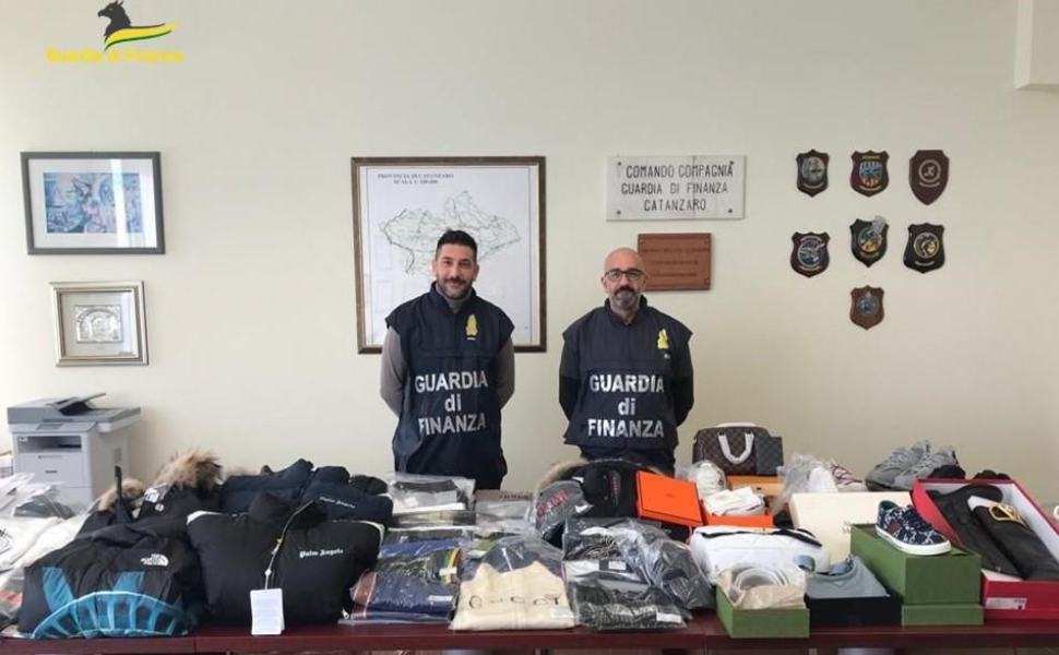 Vendeva sui social capi e accessori contraffatti: sequestrati oltre 1500 prodotti 51 guardia di finanza 144