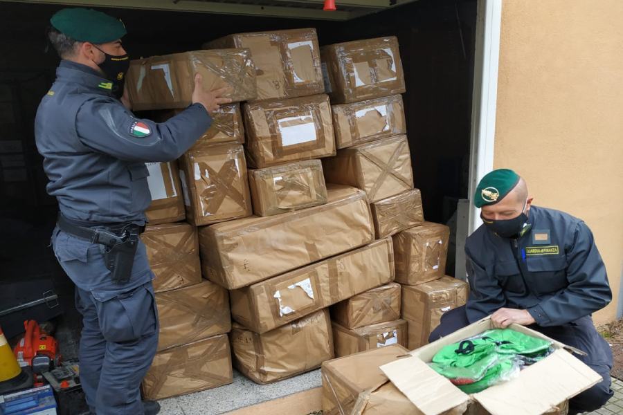 Capi d'abbigliamento sequestrati, Guardia di finanza li dona alla Caritas 51 guardia finanza abbigliamento caritas 01