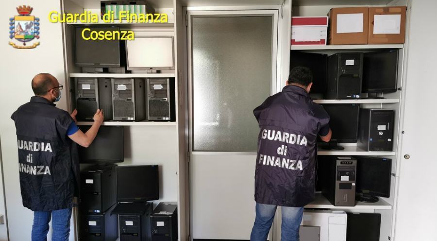 Cosenza, sequestrati seicentomila euro a due imprenditori informatici 53 guardia finanza azienda informatica 1