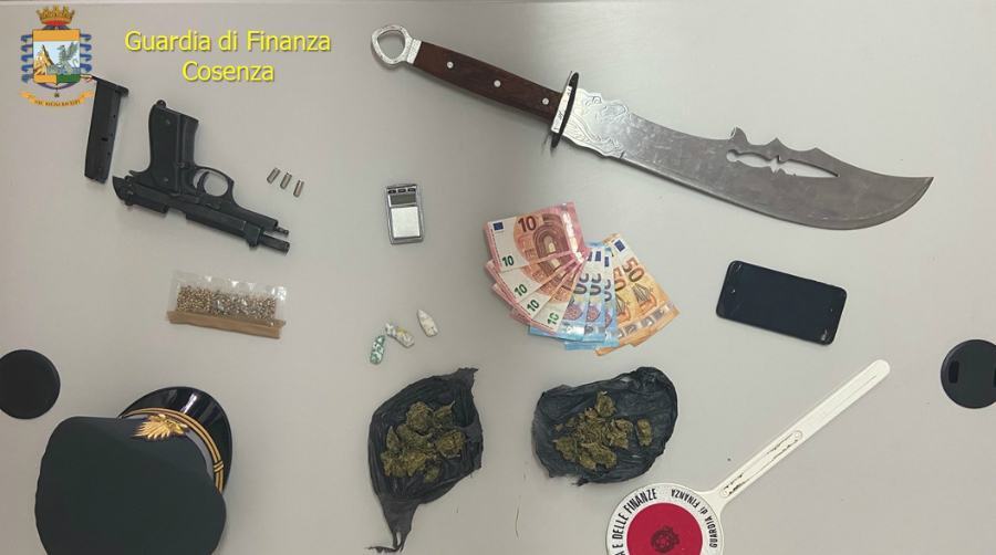 guardia finanza cosenza marijuana coltelli