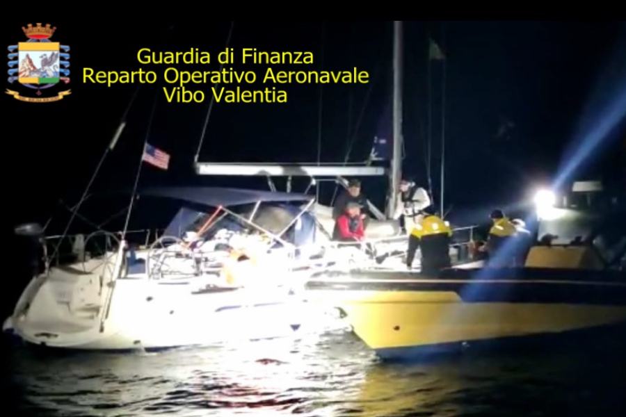 Natante con 67 migranti intercettato in Calabria, 2 moldavi fermati 51 guardia finanza migranti