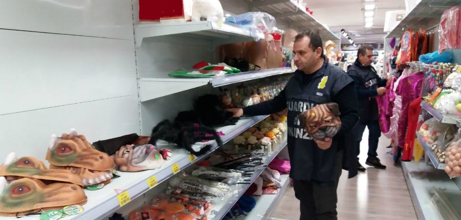 guardia finanza negozio cinese carnevale