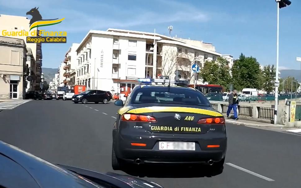 Cinque giovani finiscono in carcere per coltivazione di marijuana 51 guardia finanza reggio calabria 3