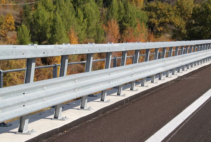 Ruba le barriere guard rail sull'A3, arrestato 203 guardrail