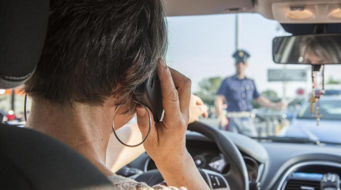 Polizia di Cosenza avverte: al via controlli su chi guida e usa il cellulare. Solo oggi 13 multe 51 guida cellulare