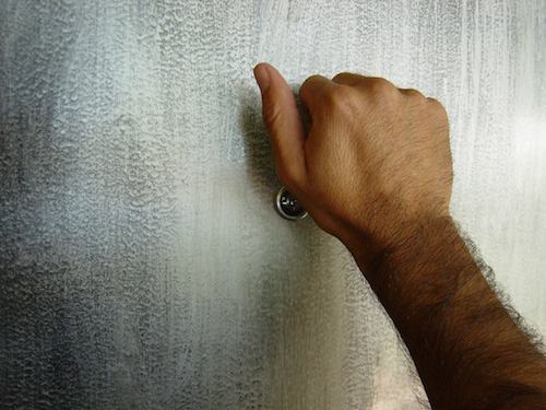 Bussa alla porta di due turiste e le deruba del cellulare 51 hand knocking on door